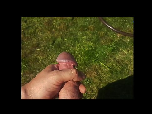 ❤️ Une chaudasse se fait baiser la chatte rose et jouit avec une giclée dans un jardin d'été... ❤️ Porno fait maison at us ❌❤