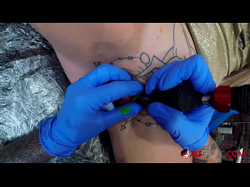 ❤️ Sully Savage, une chaudasse extrêmement tatouée, s'est fait tatouer le clitoris. ❤️ Porno fait maison at us ❌❤